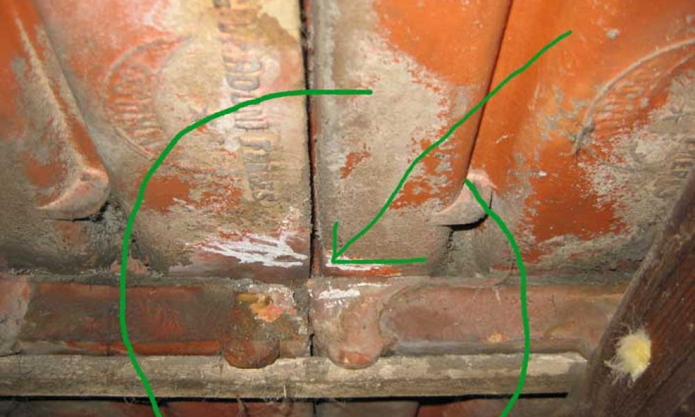 Photo d'une tuile poreuse qui laisse passer l'eau sur le bois